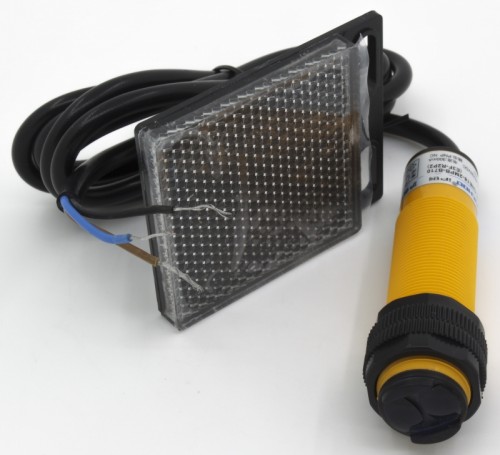 E3F-R2P2 M18 2m sensing DC 6-36V PNP NC retroreflective cylinder amplifier photoelectric switch sensor