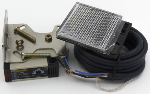 E3JK-R4M2 DC 12-240V / AC 24-240V 4m sensing Dark-ON retroreflective prism relay photoelectric sensor
